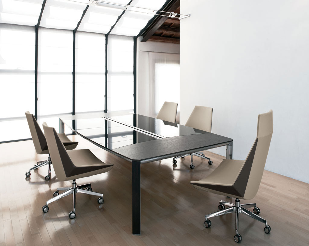 Mantis-poltrona-moderna-pelle-beige-chiaro-sedute-per-ufficio-sedie-executive