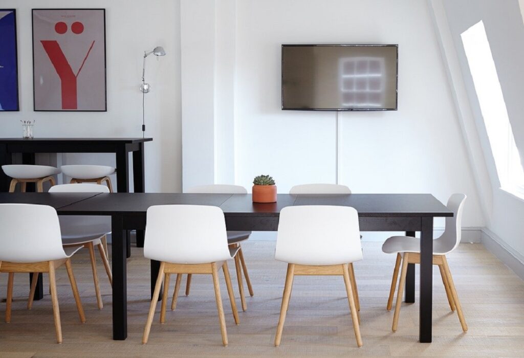 tavolo e sedie per ufficio con stile arredamento moderno